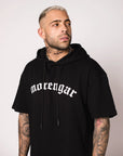 CAMISETA CON CAPUCHA LOGO CURVADO | NEGRO