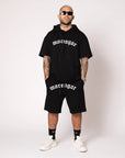 CAMISETA CON CAPUCHA LOGO CURVADO | NEGRO