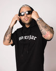 CAMISETA CON CAPUCHA LOGO CURVADO | NEGRO