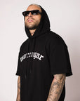 CAMISETA CON CAPUCHA LOGO CURVADO | NEGRO