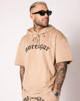 CAMISETA CON CAPUCHA LOGO CURVADO | BEIGE