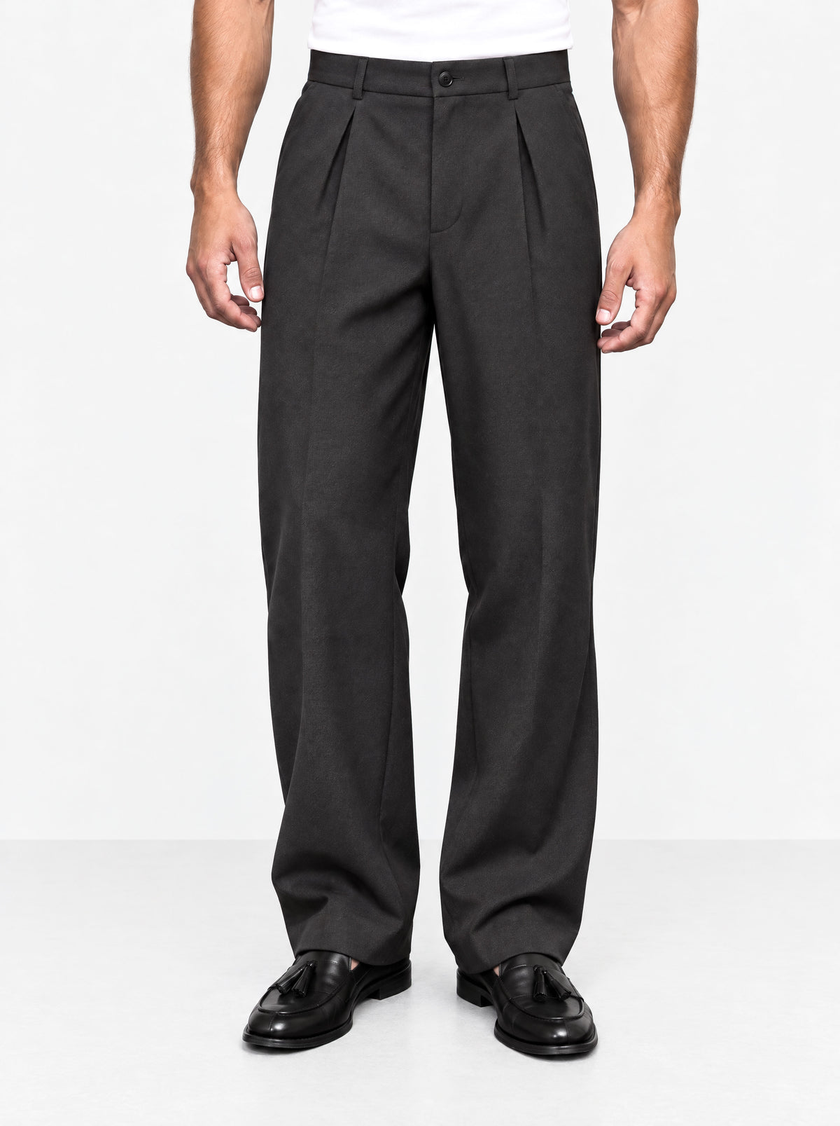 He wears size L/32 – 185 cm tall