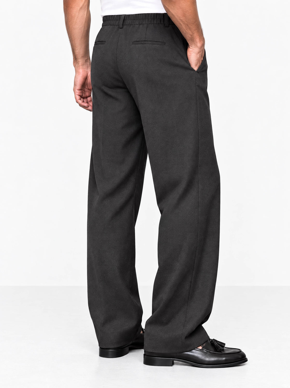 He wears size L/32 – 185 cm tall