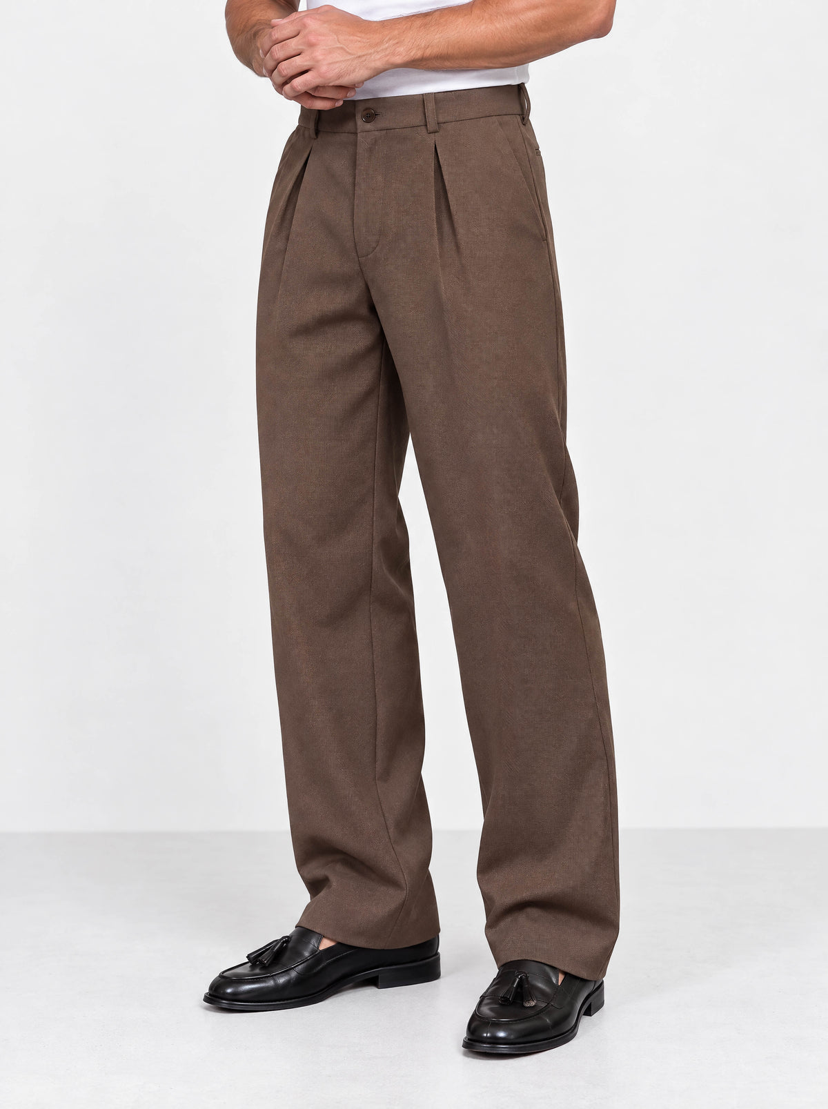 He wears size L/32 – 185 cm tall