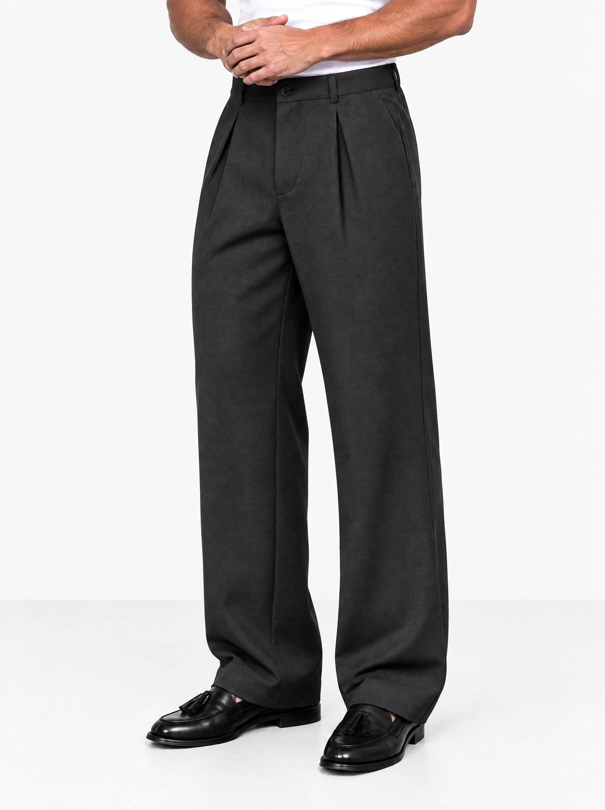 He wears size L/32 – 185 cm tall