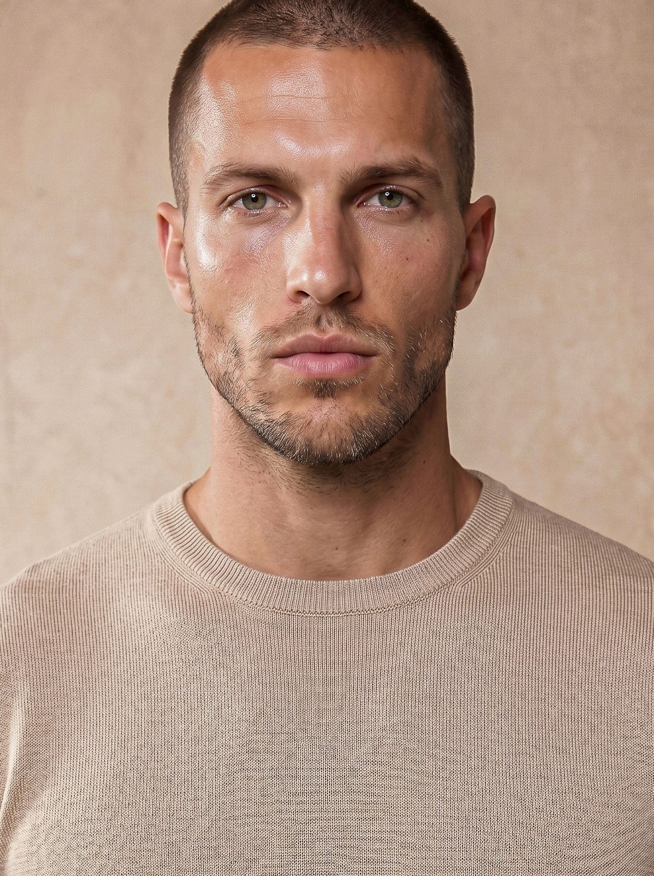 Man wearing beige Morengar knit t-shirt, close-up