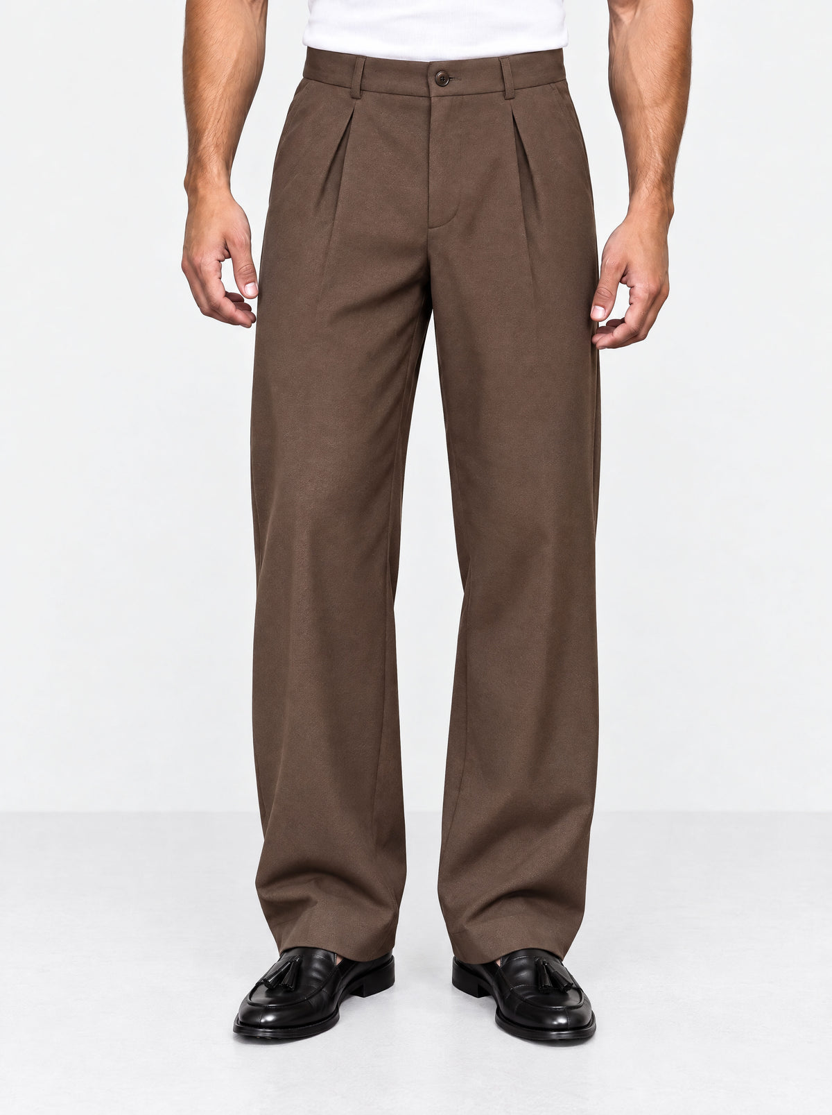 He wears size L/32 – 185 cm tall