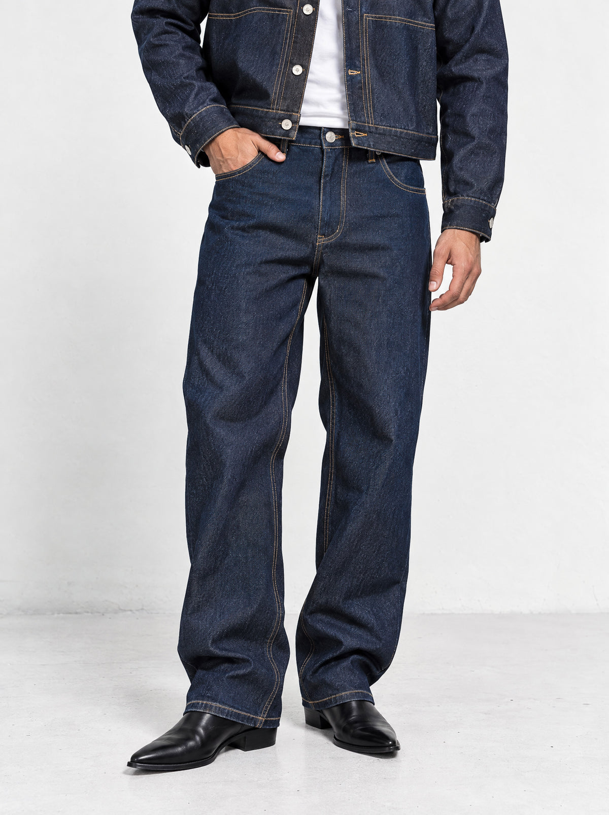 He wears size L/32 – 185 cm tall