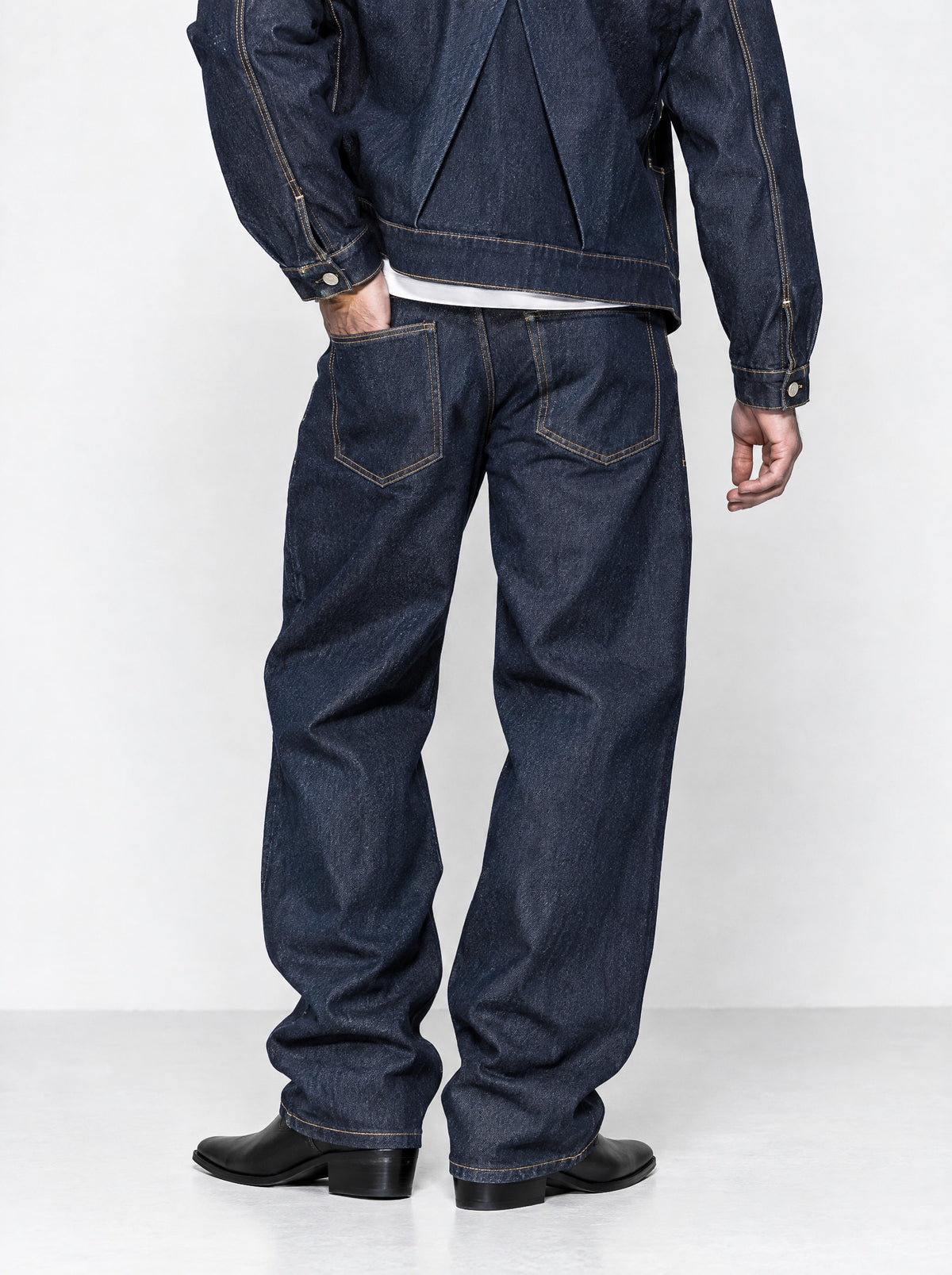 He wears size L/32 – 185 cm tall