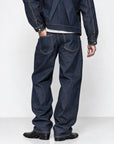 He wears size L/32 – 185 cm tall