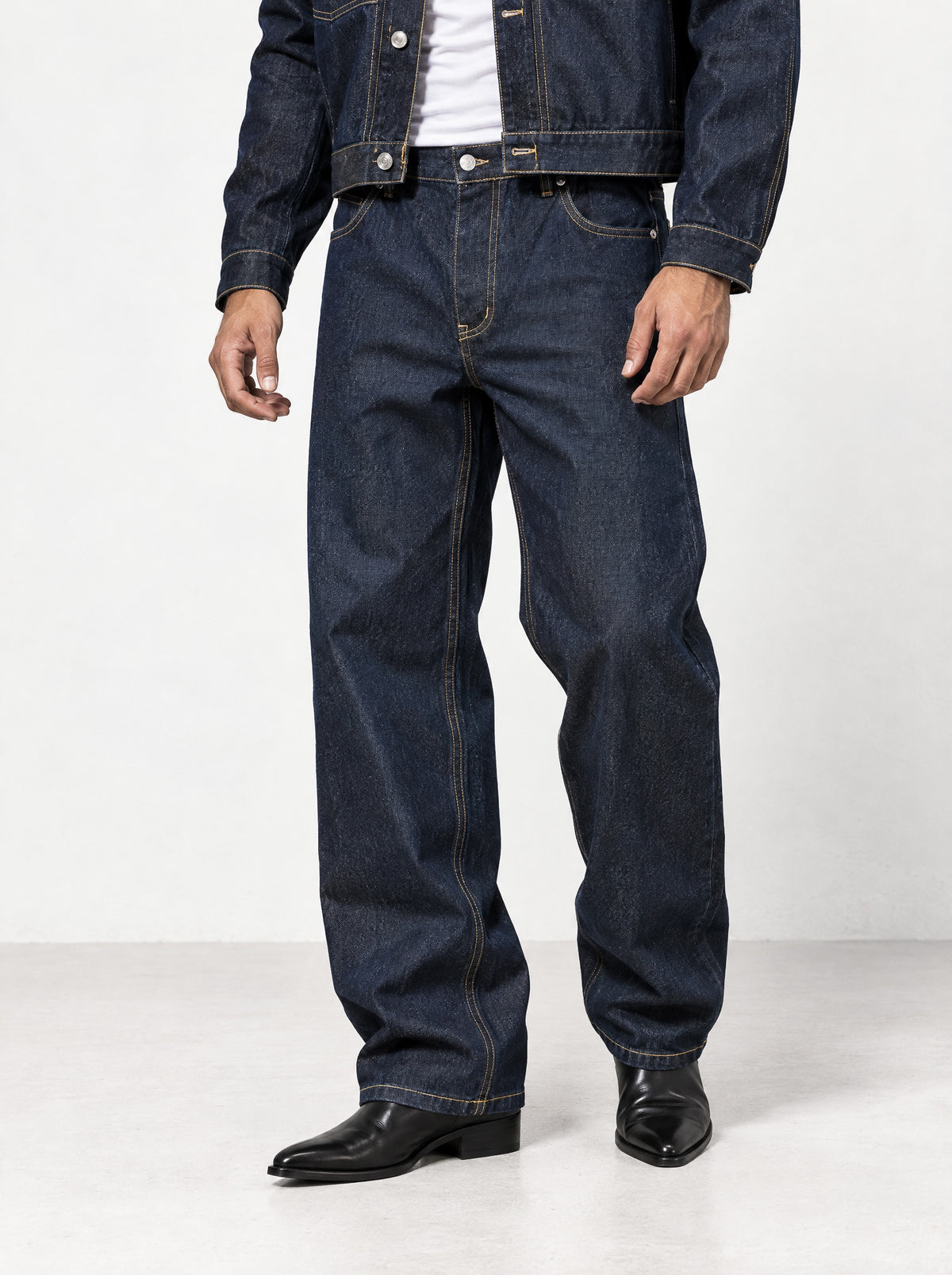 He wears size L/32 – 185 cm tall