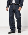 He wears size L/32 – 185 cm tall