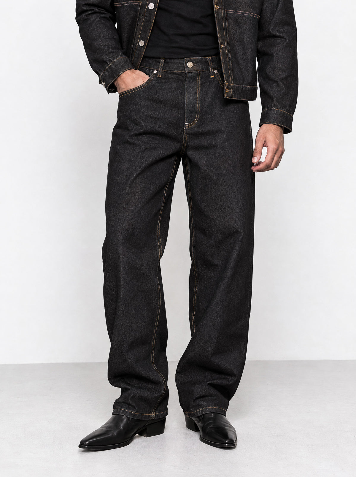 He wears size L/32 – 185 cm tall