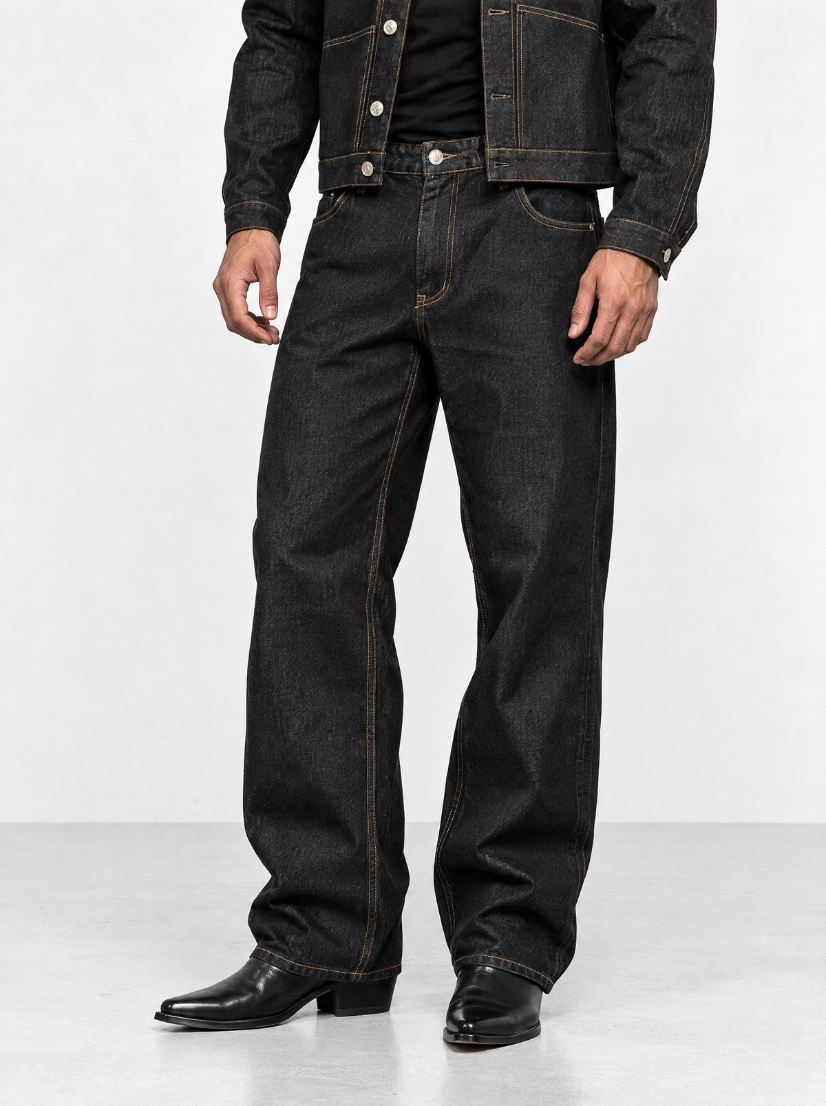 He wears size L/32 – 185 cm tall
