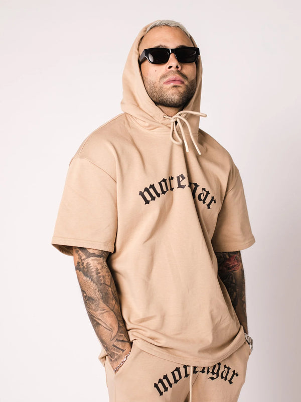 GEBOGENES LOGO-KAPUZENHEMD | BEIGE